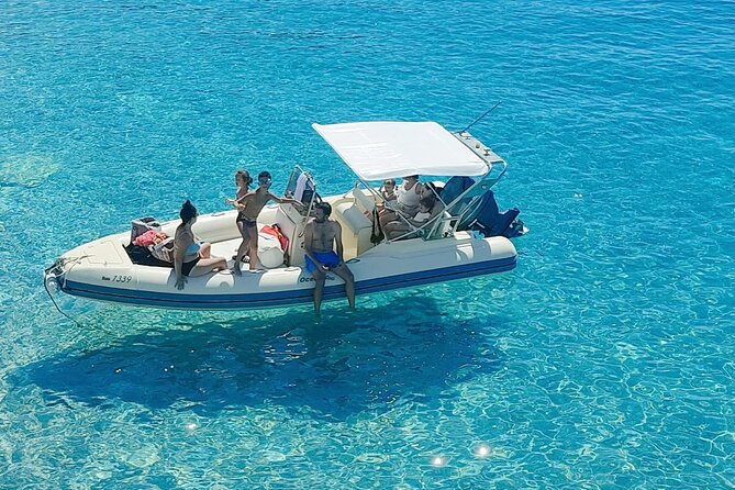 Boat trip to the National Park and Grama Bay - The speedboat mood and the music question