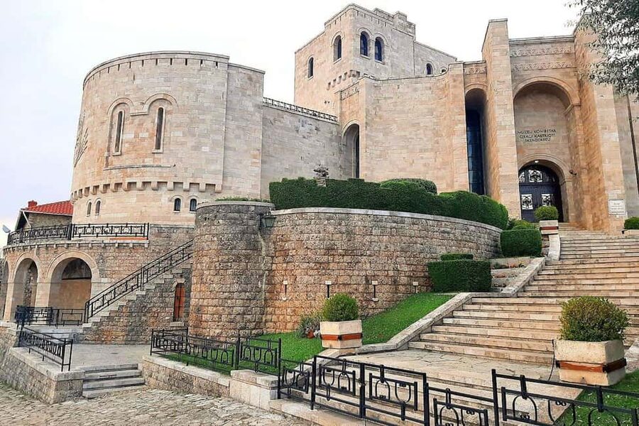 Bovilla Lake & Kruja Castle, Gamti Mnt Optn Hike by 4x4 SUV - Kruja Castle and the old bazaar