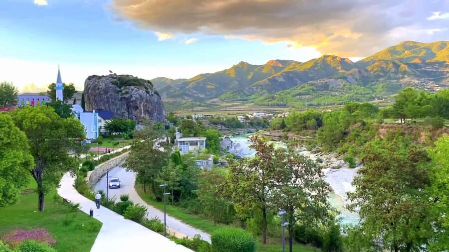 RED LINE: VIP daily tour with SUV: Vlore-Gjirokaster-Permet - Five details that shape the day