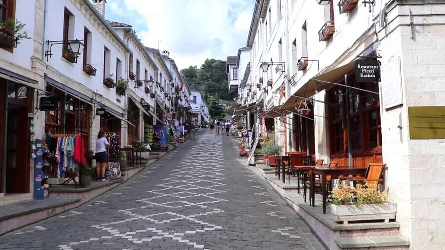 RED LINE: VIP daily tour with SUV: Vlore-Gjirokaster-Permet - Gjirokaster: stone streets and a powerful castle
