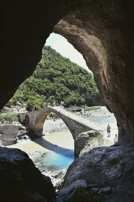 RED LINE: VIP daily tour with SUV: Vlore-Gjirokaster-Permet - Coffee and scenery in Kelcyre
