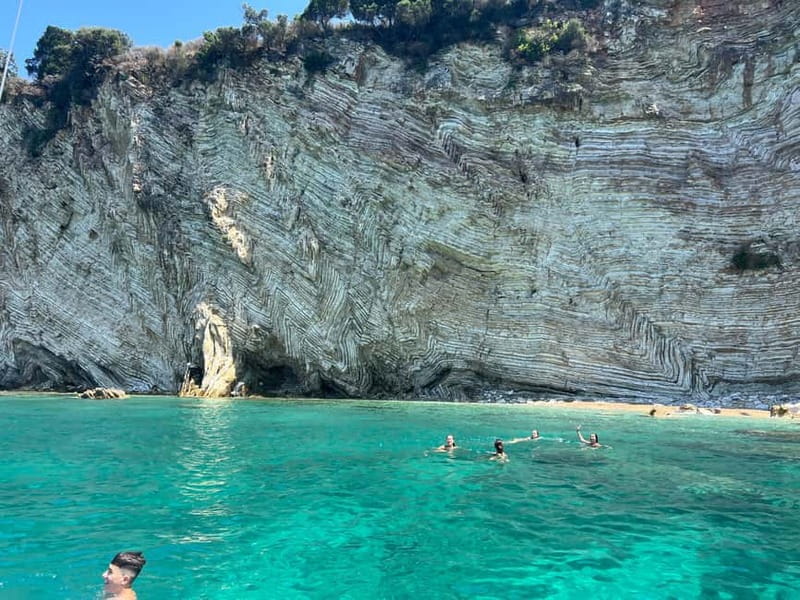 Saranda: Boat Tour to 7 Destinations with Beach Umbrella - The main strengths and small weaknesses