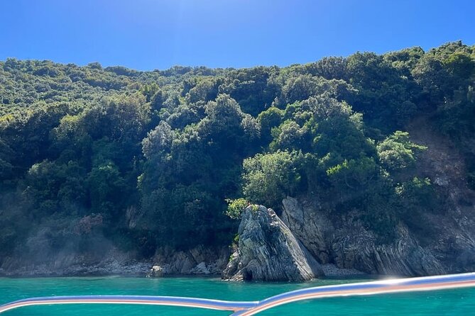 Sarandë:Boat Tour to Kroreza with snorkelling & umbrellas - First stops: Gremina Bay and Qefal