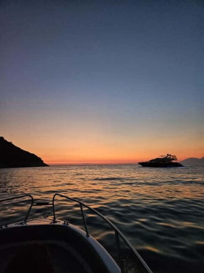 Sarandë: Sunset boat tour with local wine