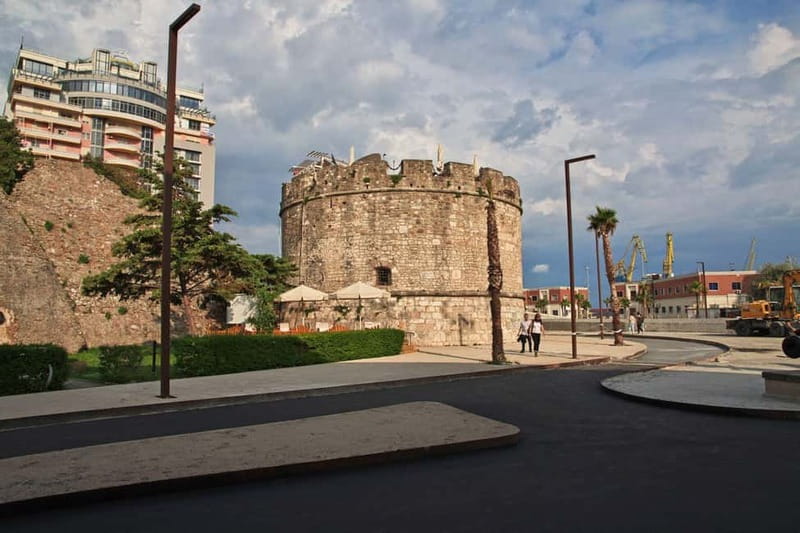 Walking tour Durrës - Starting At Shatervi Square And The Municipality